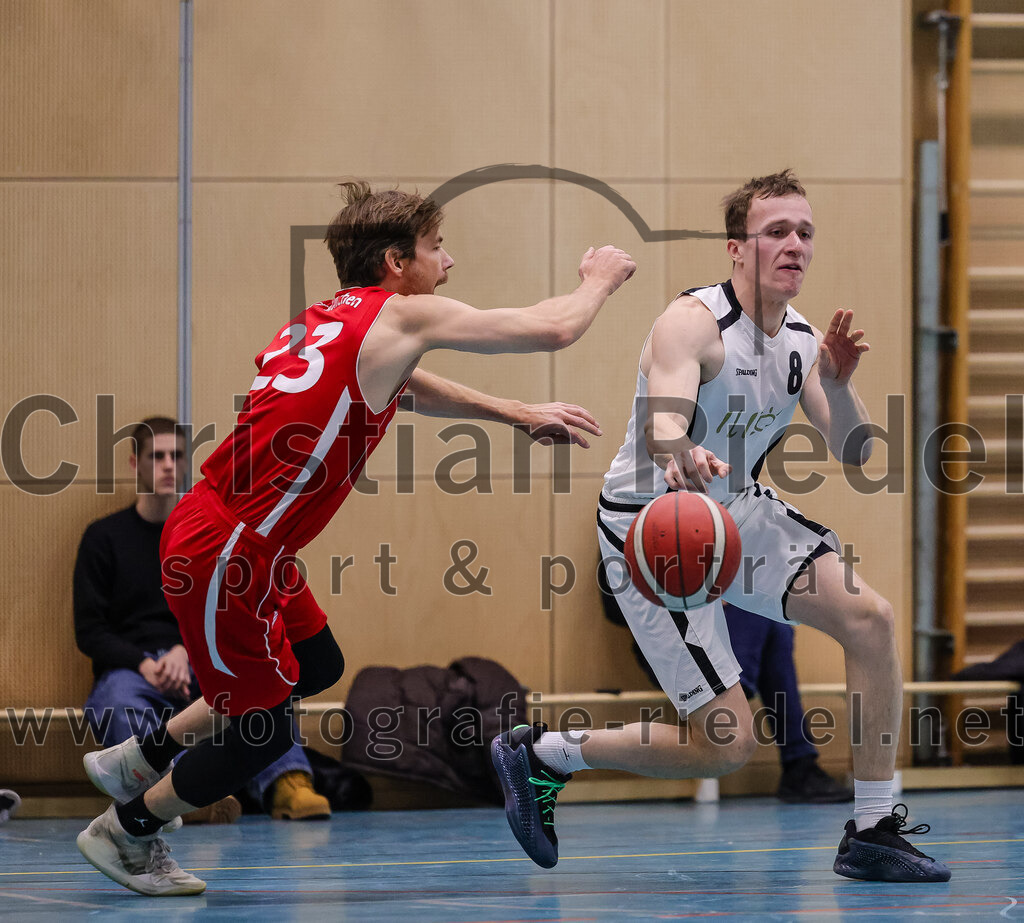 2025-12-06_063_TSV_Vaterstetten_gegen_MTV_1879_Muenchen | Vaterstetten, Deutschland, 06.12.2025:Basketball, 2. Regionalliga Süd 2025 / 2026, 9. Spieltag, TSV Vaterstetten gegen MTV 1879 München, Endergebnis: 58:83Moritz Breitreiner (MTV 1879 München, #23), Tom Hedden (TSV Vaterstetten, #8)Foto: Christian Riedel / fotografie-riedel.net