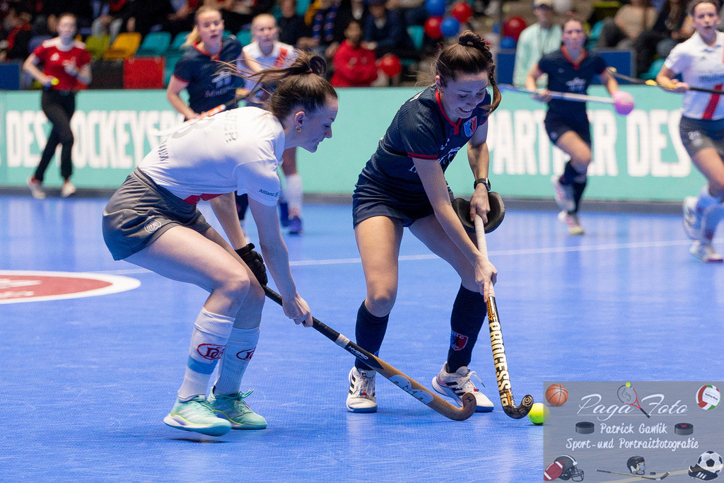 Volvo E.R.B. Final 4 Halbfinale Frauen: Der Club an der Alster - Berlienr HC, 25.01.2025 | Katharina Kirschbaum (Der Club an der Alster #8) &amp; Stefanie Wendt (Berliner HC #3) im Kampf um den ball, Der Club an der Alster - Berliner HC, Frankfurt, Süwag Arena, 25.1.2025 - Realisiert mit Pictrs.com