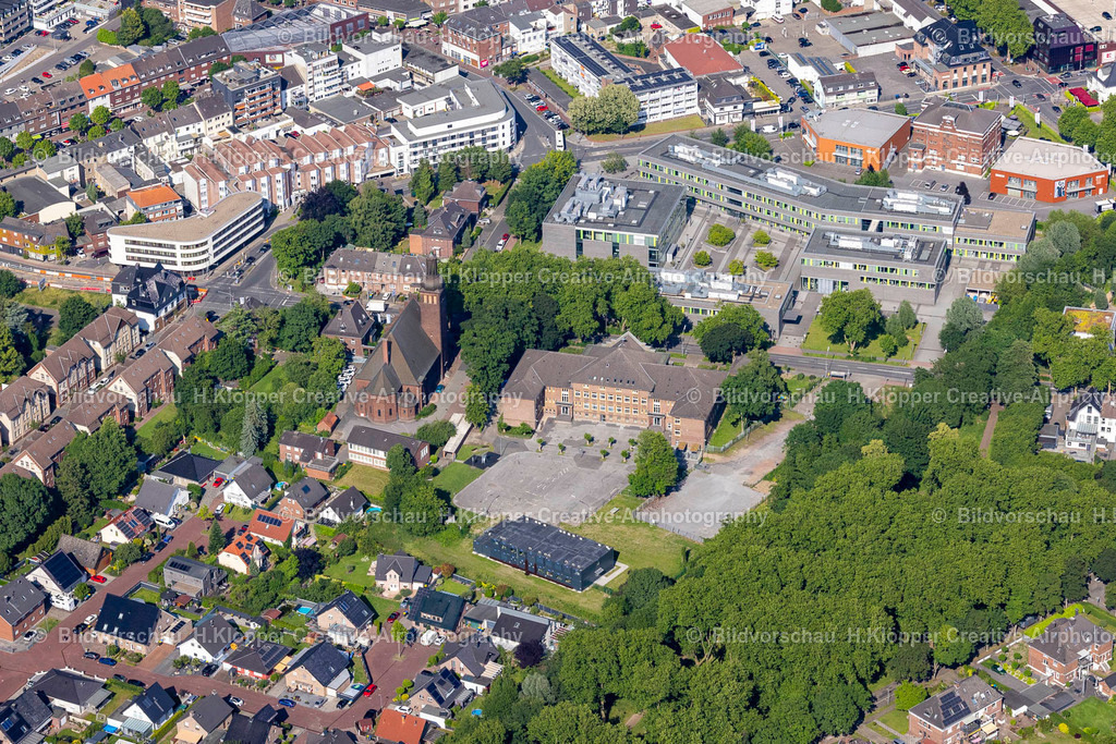 Luftbild Kamp-Lintfort-4825 | Luftbildfotografie Schulgebäude der Niederrheinschule und Volkshochschule und evangelische Kirche an der Friedrich-Heinrich-Allee in Kamp-Lintfort im Bundesland Nordrhein-Westfalen. - Realisiert mit Pictrs.com