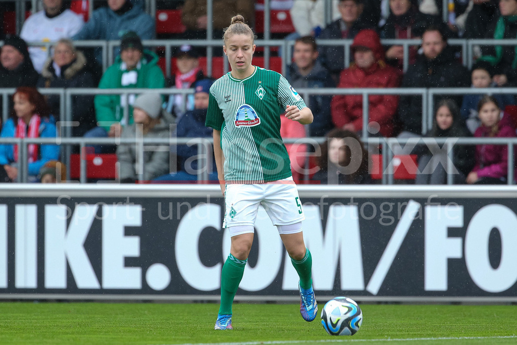 Fussball, Google Pixel Frauen-Bundesliga, RB Leipzig - SV Werder Bremen | v.li.: Michelle Ulbrich (SV Werder Bremen, 5) am Ball, Freisteller, Einzelbild, Ganzkörper, Aktion, Action, Spielszene, DIE DFB-RICHTLINIEN UNTERSAGEN JEGLICHE NUTZUNG VON FOTOS ALS SEQUENZBILDER UND/ODER VIDEOÄHNLICHE FOTOSTRECKEN. DFB REGULATIONS PROHIBIT ANY USE OF PHOTOGRAPHS AS IMAGE SEQUENCES AND/OR QUASI-VIDEO.