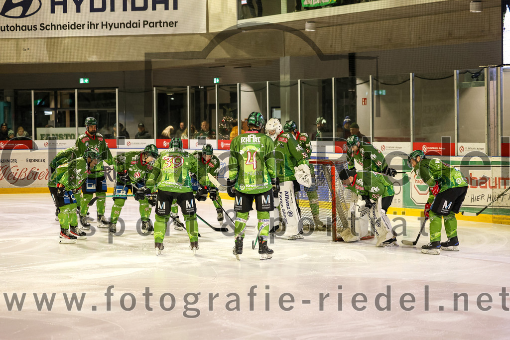 2023-12-26_001_TSV_Erding_gegen_ERV_Schweinfurt | Erding, Deutschland, 26.12.2023:
Eishockey, Bayernliga Vorrunde 2023 / 2024, 20. Spieltag, TSV Erding gegen ERV Schweinfurt, Endergebnis: 9:3

Thomas Plihal (Erding Gladiators, #39), Simon Franz (Erding Gladiators, #4), Torwart Matthias Kipfelsberger (Erding Gladiators, #30), Torwart Niklas Schlammer (Erding Gladiators, #35)

Foto: Christian Riedel / fotografie-riedel.net