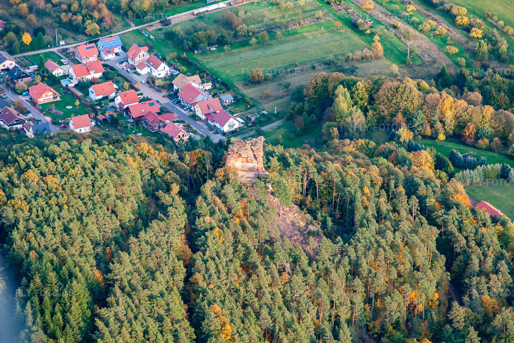 Luftbild: Kriemhildenstein im Ortsteil Gossersweiler in Gossersweiler-Stein im Bundesland Rheinland-Pfalz in Deutschland. – Foto: IMG_53992.jpg vom 20.10.2012 durch Werner Riehm/FLY-FOTO.de – Auflösung des Originals: 4752 x 3168 px
