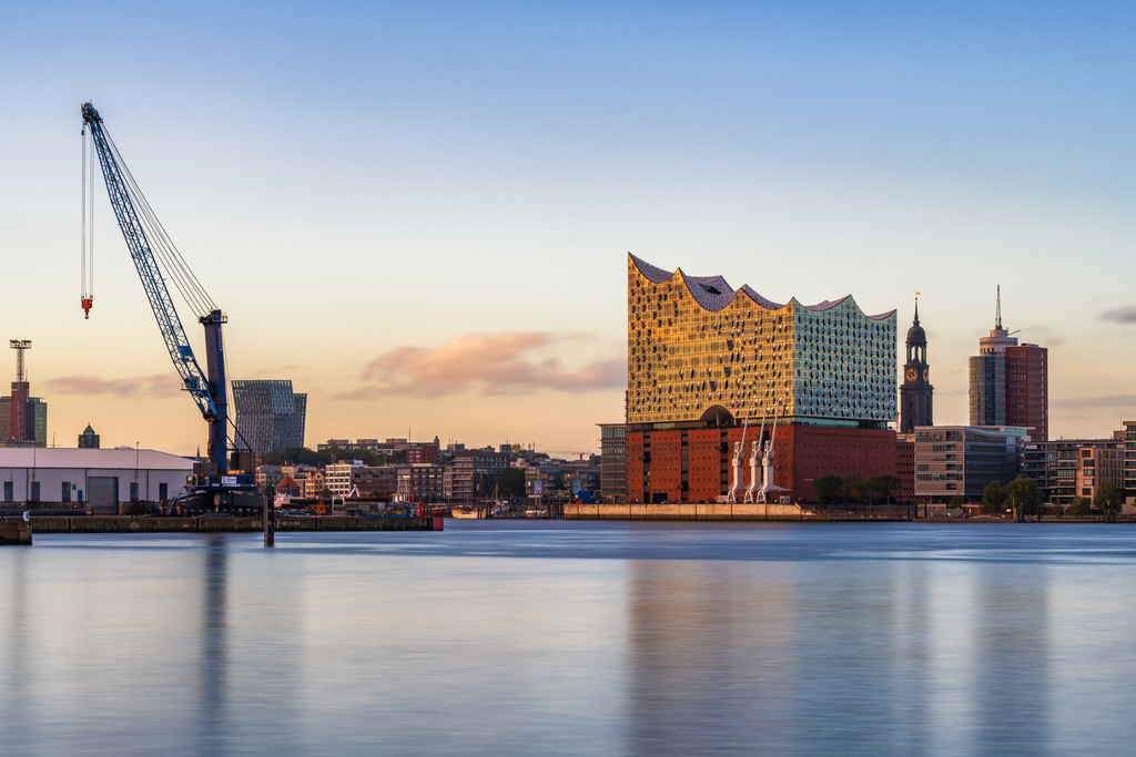 10231028 - Hafen und Elbphilharmonie | Blick vom Hansahafen auf die Elbphilharmonie und den Michel im Abendlicht.