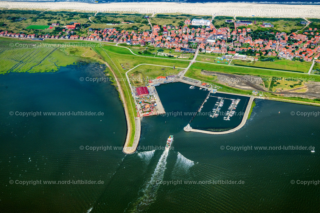 Juist_Hafen_Frisia_Vi_Fährschiff_ELS_9624050924 | JUIST 05.09.2024 Hafenanlagen der Nordseeinsel Juist mit der Fähre "Frisia VI" im Bundesland Niedersachsen. Weiterführende Informationen bei: Inselgemeinde und Kurverwaltung Juist. // Port facilities on the North Sea island of Juist with the ferry "Frisia VI" in the state of Lower Saxony. Further information at: Inselgemeinde und Kurverwaltung Juist. Foto: Martin Elsen