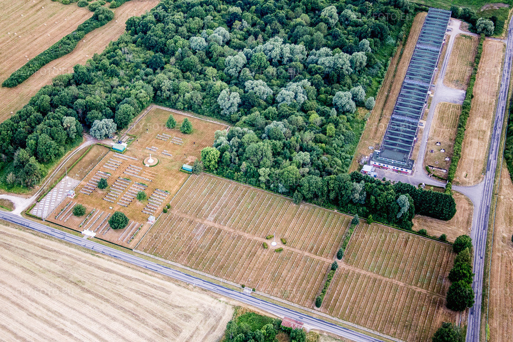 Vue aérienne: Cimetière militaire de l'Aviation royale canadienne (ARC) à Choloy-Menillot à Écrouves dans le département Meurthe et Moselle, France. Photo: IMG_083500.jpg prise le 13/07/2015 par Werner Riehm/FLY-FOTO.eu – Résolution de l'original: 4843 x 3229 px