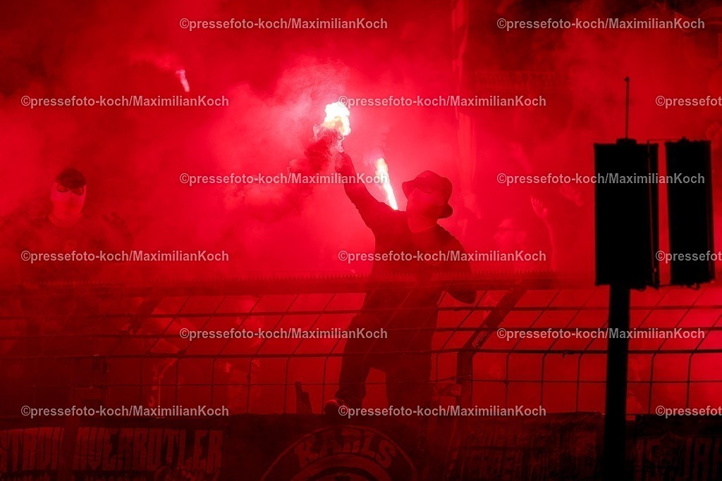 FKo26022601075 | 26.02.2026, Fußball, Landespokal Mittelrhein, SC Fortuna Köln - TSV Alemannia Aachen, Südstadion, Viertelfinale Bitburger-Pokal, Saison 2025 2026: Fans im vollen Gästeblock von Aachen machen Stimmung auf der Tribüne und zünden Bengalisches Feuer Bengalos Pyrotechnik  DFB regulations prohibit any use of photographs as image sequences and or quasi-video.