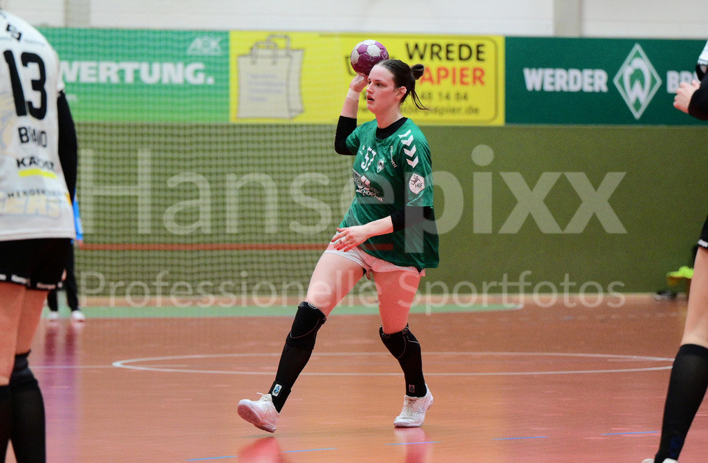 Handball, 2. Bundesliga Frauen, SV Werder Bremen - VfL Waiblingen | v.li.: Alina Defayay (SV Werder Bremen, 57) am Ball, Spielszene, Aktion, Action