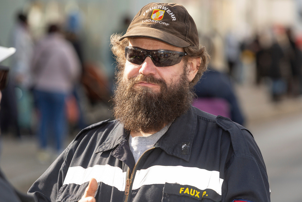 Umzug2025-063_9736 | Fotostrecke: FASCHINGSUMZUG 2025 in Loosdorf. 22 Masken(gruppen)-Teilnehmer: Loosdorfer Vereine, Wirtschaftstreibende, Gemeindeabordnungen sowie Kreditinstitute. rund 700 Besucher entlang der Hauptstrasse. Veranstaltungs-Sicherung durch Mannschaft der FF-Loosdorf mit schwerem Gerät. Maskenprämierung am EKZ-Platz durch Bgm. Thomas Vasku in den Kategorien: Bester Festwagen (Fa. gkonzept-Groissenberger; Beste Personengruppe-ASK-Loosdorf; Beste Einzelperson; Weiteste Anreise-FF Schollach;