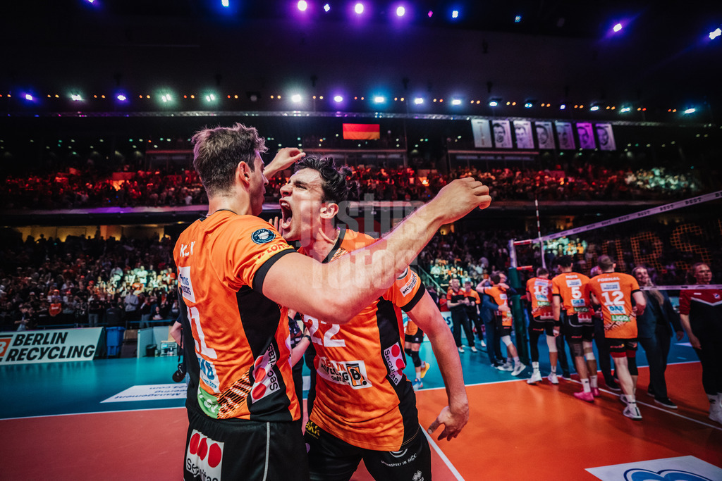 Volleyball | Herren | Saison 2024/2025 | 1. Volleyball Bundesliga Männer | Finale | BERLIN RECYCLING Volleys vs. SVG Lüneburg | 03.05.2025 | v.l. Tobias Krick (#21, Berlin Recycling Volleys) und Jake Hanes (#22, Berlin Recycling Volleys) jubeln nach dem Sieg und die Meisterschaft