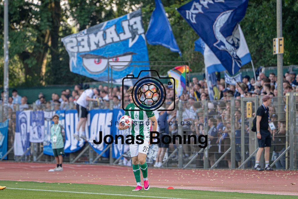 Fußball I Herren I Saison 2026-2027 I Regionalliga Nord I 1. Spieltag I SV Werder Bremen U23 - VfB Oldenburg I 05743 | Jannes Ossadnik (27, SV Werder Bremen II) vor den Fans von VfB Oldenburg - Realisiert mit Pictrs.com