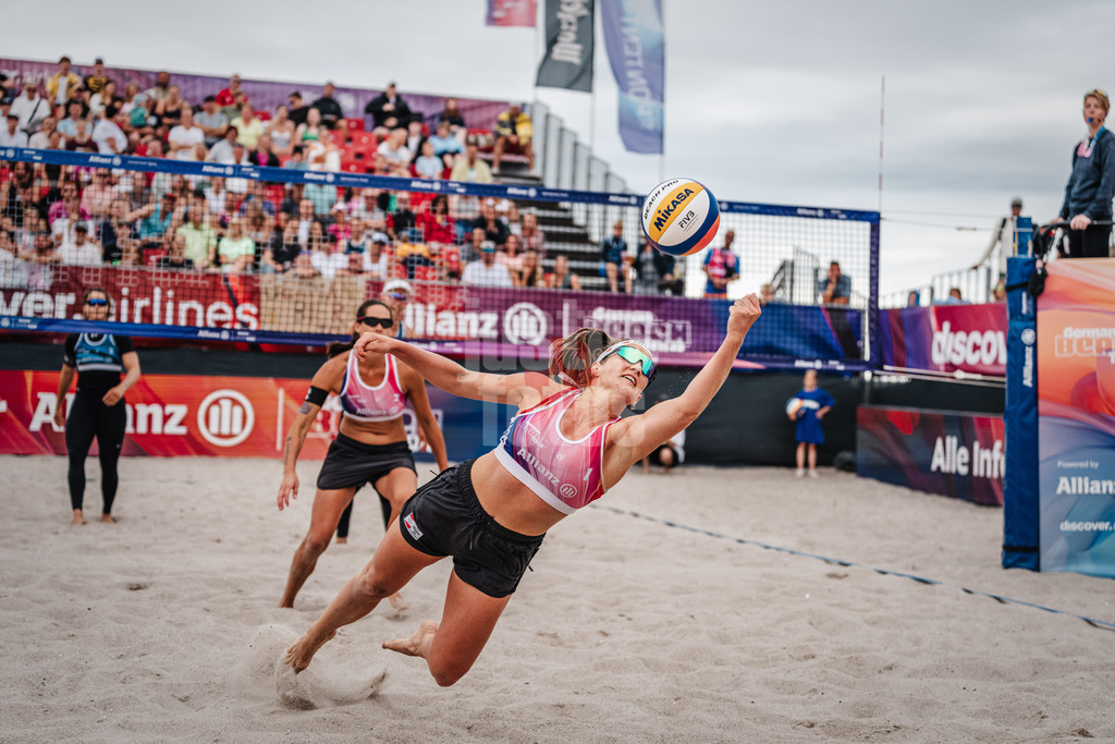 Beachvolleyball | Frauen | Allianz German Beach Tour 2024 | Tourstop Kühlungsborn 2 | 17.08.2024 | Isabel Schneider springt zum Ball