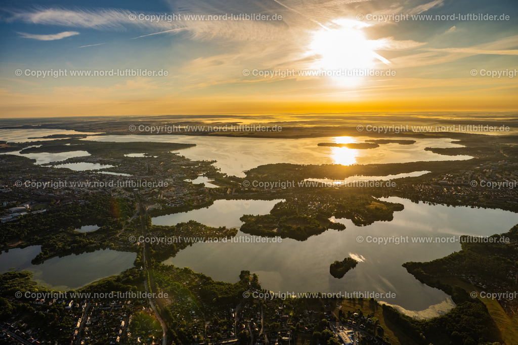 Schwerin_Im_Sonnenaufgang_ELS_6542100822 | SCHWERIN 10.08.2022 Schweriner See im Sonnenaufgang in Schwerin im Bundesland Mecklenburg-Vorpommern, Deutschland. // Schweriner See at sunrise in Schwerin in the state Mecklenburg - Western Pomerania, Germany. Foto: Martin Elsen