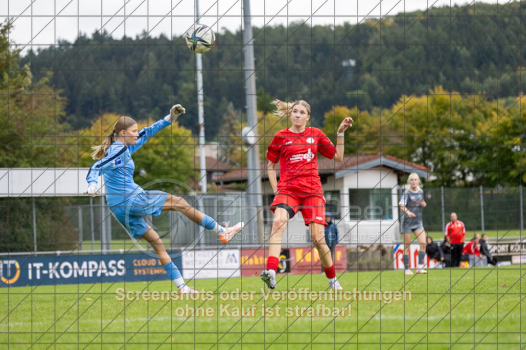 20251004_142044_0250 | #,1.FC Donzdorf (rot) vs. FC Freiburg-St. Georgen (grau), Fussball, EnBW-Oberliga B -Juniorinnen, 04. Spieltag, Saison 2025/2026, Rasenplatz, Lautertal Stadion, Süßener Straße 16, 73072 Donzdorf, 04.10.2025 - 14:00 Uhr,Foto: PhotoPeet-Sportfotografie/Peter Harich