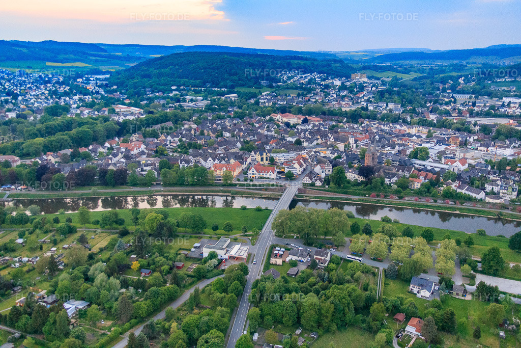 Luftbild: Weserbrücke in Höxter im Bundesland Nordrhein-Westfalen in Deutschland. Foto: IMG_079265.jpg vom 22.05.2015 durch Werner Riehm/FLY-FOTO.de