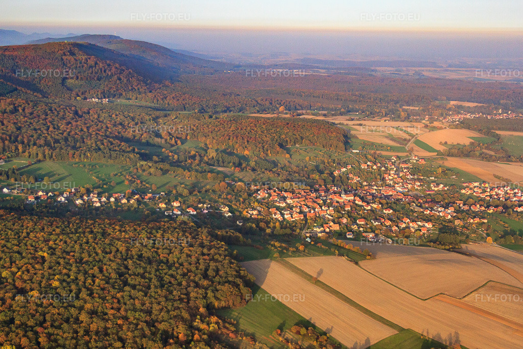 Vue aérienne: Vue de la ville depuis l'ouest à Lampertsloch dans le département Bas Rhin, France – .Photo: IMG_54222.jpg prise le 21/10/2012 par Werner Riehm/FLY-FOTO.eu – Résolution de l'original: 4451 x 2968 px