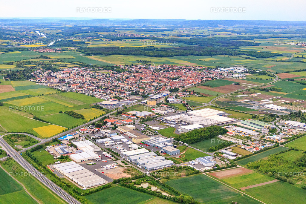 Industriegebiet Industriestraße mit PABST, EDEKA Regionallager und Mainfrucht GmbH & Co. KG https://pabst-transport.de/ http://www.edeka.de/ http://www.mainfrucht.de/ | Luftbild: Industriegebiet Industriestraße mit PABST, EDEKA Regionallager und Mainfrucht GmbH & Co. KG https://pabst-transport.de/ http://www.edeka.de/ http://www.mainfrucht.de/ in Gochsheim im Bundesland Bayern in Deutschland. Foto: IMG_079055.jpg vom 14.05.2015 durch Werner Riehm/FLY-FOTO.de - Realisiert mit Pictrs.com