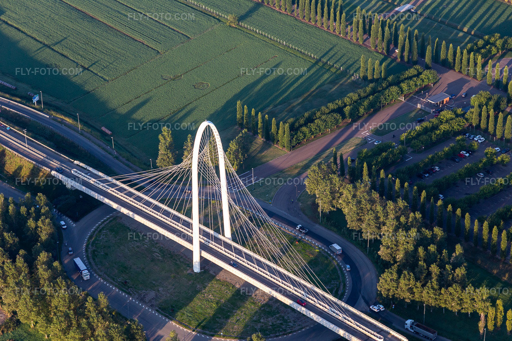 Aerial view: Vela di Calatrava NORTH bridge over the high-speed rail line and Autostrada del Sole in Reggio nell’Emilia in the state Reggio Emilia, Italy.Photo: IMG_134808.jpg taken on 09/20/2022 by Werner Riehm/FLY-FOTO.comResolution of the original: 5472 x 3648 pxTURISMO.COMUNE.RE.IT
