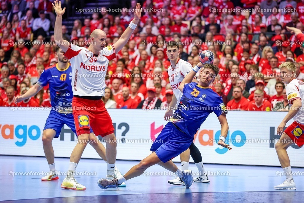 EHF18012602029 | 18.01.2026, Handball, Men's EHF EURO 2026, Dänemark - Rumänien, Jyske Bank Boxen in Herning, Dänemark, Preliminary Round:  Calin Dedu (Romania #23) im Zweikampf gegen  Simon Hald Jensen (Denmark #34)