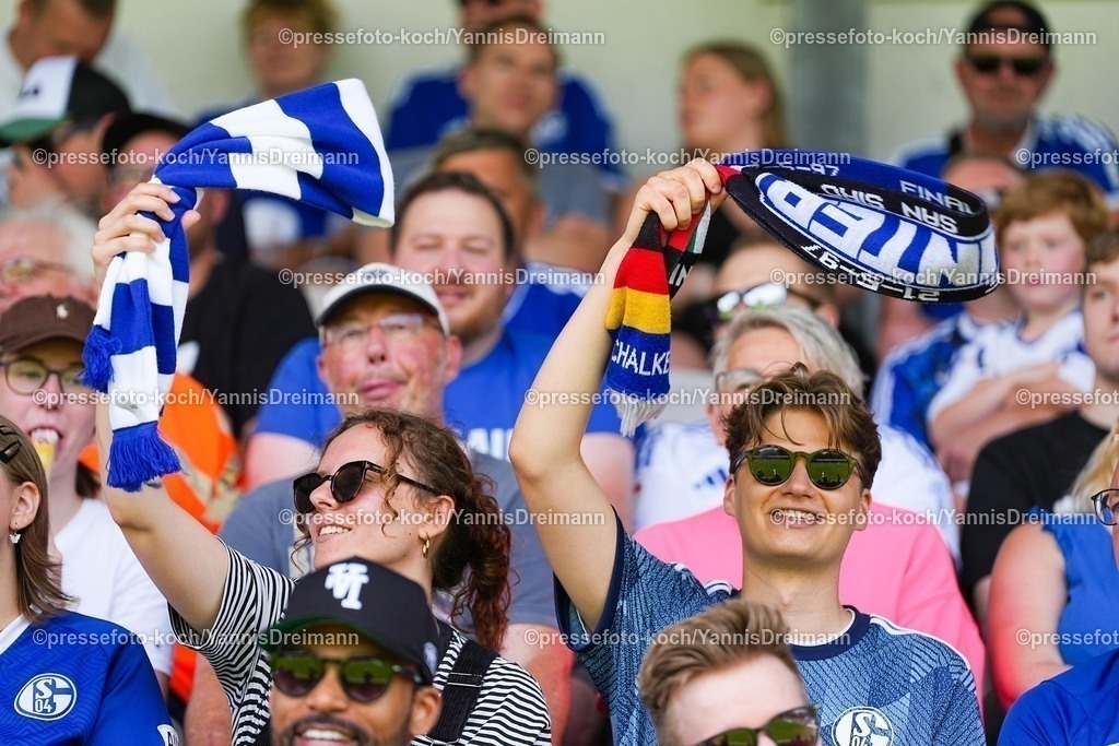 xYDR20072501058 | 20.07.2025, xydrx, Fußball, Rot Weiss Ahlen - FC Schalke 04, Testspiel, Wersestadion: Fans Schwenken Schals, feature,