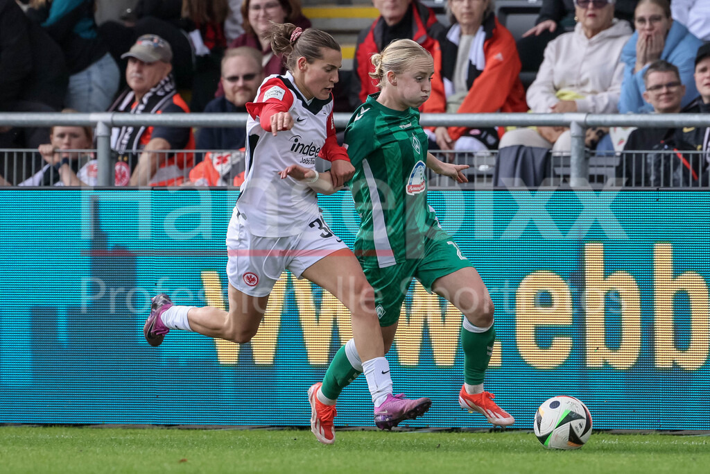 Fussball, Google Pixel Frauen-Bundesliga, Eintracht Frankfurt - SV Werder Bremen | v.li.: Carlotta Wamser (Eintracht Frankfurt, 30) und Caroline Siems (SV Werder Bremen, 21) im Zweikampf, Duell, Dynamik, Aktion, Action, Spielszene, DIE DFB-RICHTLINIEN UNTERSAGEN JEGLICHE NUTZUNG VON FOTOS ALS SEQUENZBILDER UND/ODER VIDEOÄHNLICHE FOTOSTRECKEN. DFB REGULATIONS PROHIBIT ANY USE OF PHOTOGRAPHS AS IMAGE SEQUENCES AND/OR QUASI-VIDEO.