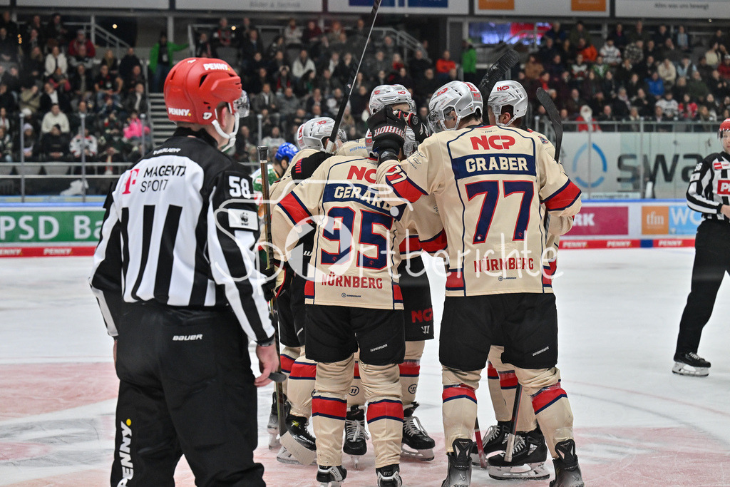 Augsburger Panther - Nürnberg Ice Tigers | Jubel der Nuernberger nach dem Treffer zum 2-4 durch Charlie GERARD (Nürnberg Ice Tigers #95)  / Freude / Happy / Tor / Torschuezte / DEL: Augsburger Panther - Nuernberg Ice Tigers, Curt Frenzel Stadion am 06.12.2024