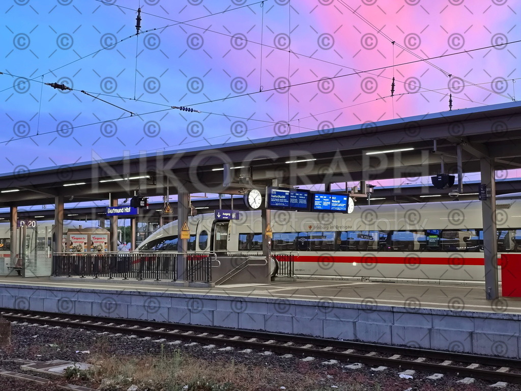ICE am HBF Dortmund | Der ICE "Freiburg im Breisgau" am Dortmunder Hauptbahnhof. Das Morgenrot gibt dem Himmel über dem Bahnsteig eine dramatische Signatur.