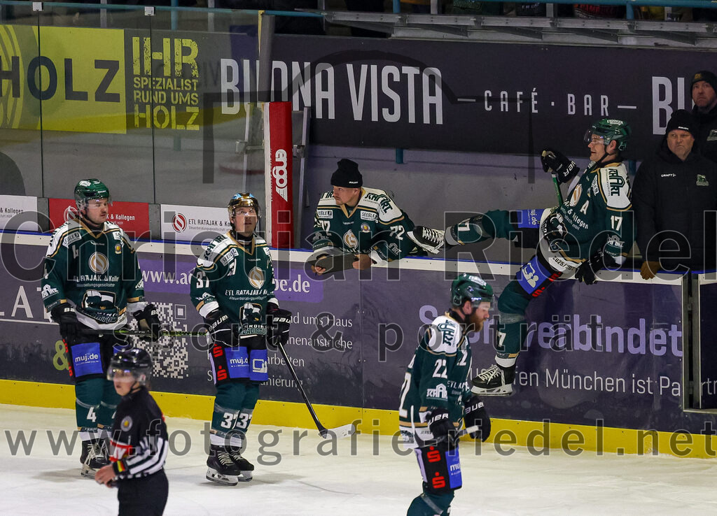 2026-01-09_057_TSV_Erding_gegen_Stuttgart_Rebels | Erding, Deutschland, 09.01.2026:Eishockey, Oberliga Süd 2025 / 2026, 35. Spieltag, TSV Erding gegen Stuttgart Rebels, Endergebnis: Jesse Kauhanen (Erding Gladiators, #4), Thomas Matheson (Erding Gladiators, #37), Torwart David Zabolotny (Erding Gladiators, #72), Grady Hobbs (Erding Gladiators, #22), Elia Ostwald (Erding Gladiators, #17)Foto: Christian Riedel / fotografie-riedel.net