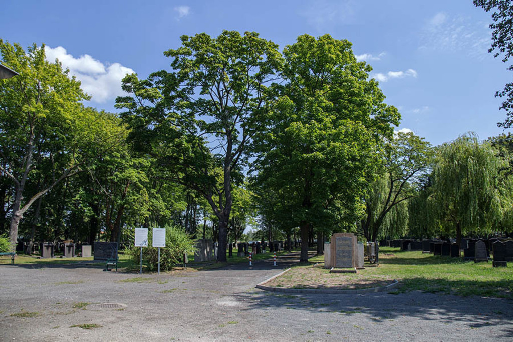 Foto: Leipzig - Neuer Israelitischer Friedhof | Das Team hinter BILDLEXIKON LEIPZIG bündelt historische wie aktuelle Informationen über die Stadt Leipzig in Text und Bild auf einer Plattform und stellt diese der interessierten Öffentlichkeit zur Verfügung.