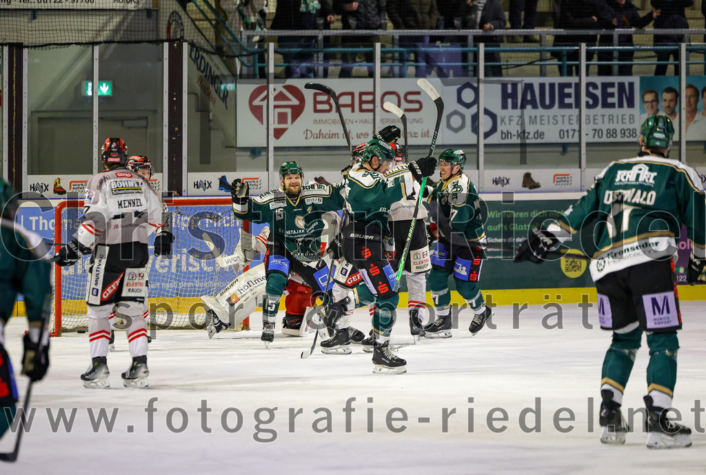 2026-02-08_041_TSV_Erding_gegen_ECDC_Memmingen_Indians | Erding, Deutschland, 08.02.2026:Eishockey, Oberliga Süd 2025 / 2026, 45. Spieltag, TSV Erding gegen ECDC Memmingen Indians, Endergebnis: Torwart Justus Roth (ECDC Memmingen Indians, #1), Elias Maier (Erding Gladiators, #15), Louis Trattner (Erding Gladiators, #7), Mark Waldhausen (Erding Gladiators, #27), Elia Ostwald (Erding Gladiators, #17)Foto: Christian Riedel / fotografie-riedel.net