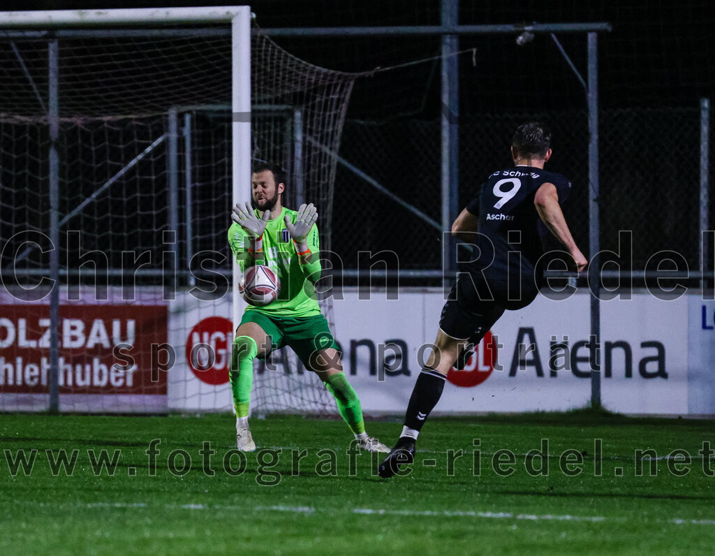 2024-03-15_093_FC_Schwaig_gegen_1_FC_Garmisch-Partenkirchen | Oberding, Deutschland, 15.03.2024:
Fußball, Landesliga Südost 2023 / 2024, 25. Spieltag, FC Schwaig gegen 1. FC Garmisch-Partenkirchen, Endergebnis: 4:0

Torwart David Salcher (1. FC Garmisch-Partenkirchen, #1), Raffael Ascher (FC Schwaig, #9)

Foto: Christian Riedel / fotografie-riedel.net