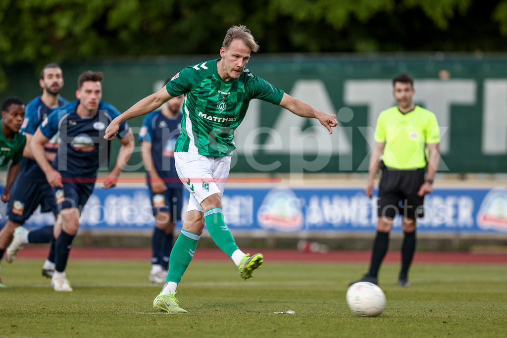 Fussball, Regionalliga Nord, SV Werder Bremen II - SSV Jeddeloh | Jannic Ehlers (SV Werder Bremen II, 9) beim Elfmeter, Strafstoß, Spielszene, Action, Aktion