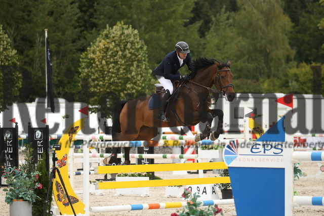 Villingendorf_2022_Prfg.Nr.08_zwei Phasen_Springprfg.Kl.M_Youngster_Adrian Schmid_Pumbaa 7 (6) | Alle Fotos der Reiterjournal Fotografin Doris Matthaes im Reiterjournal Online-Fotoshop. - Realisiert mit Pictrs.com