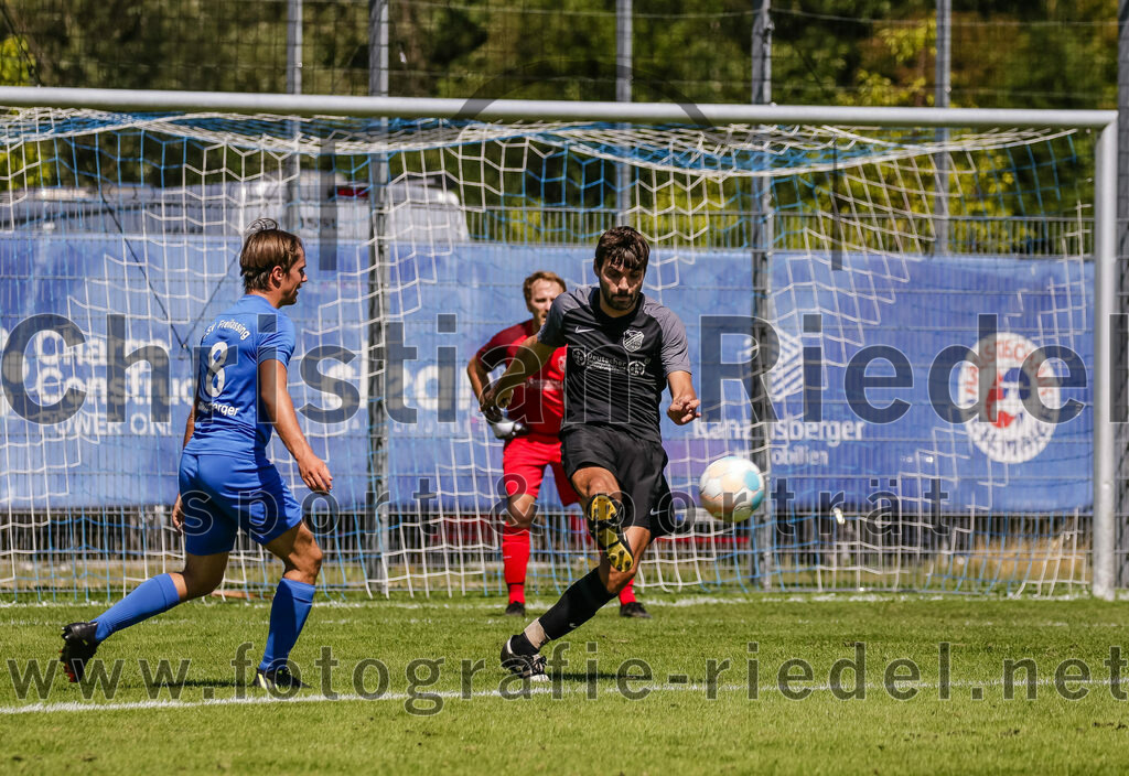 2023-08-12_047_FC_Langengeisling_gegen_ESV_Freilassing | Erding, Deutschland, 12.08.2023:
Fußball, Bezirksliga Oberbayern Ost 2023 / 2024, 4. Spieltag, FC Langengeisling gegen ESV Freilassing, Endergebnis: 2:1

Marco Schmitzberger (ESV Freilassing, #8), Severin Stenzel (FC Langengeisling, #42)

Foto: Christian Riedel / fotografie-riedel.net