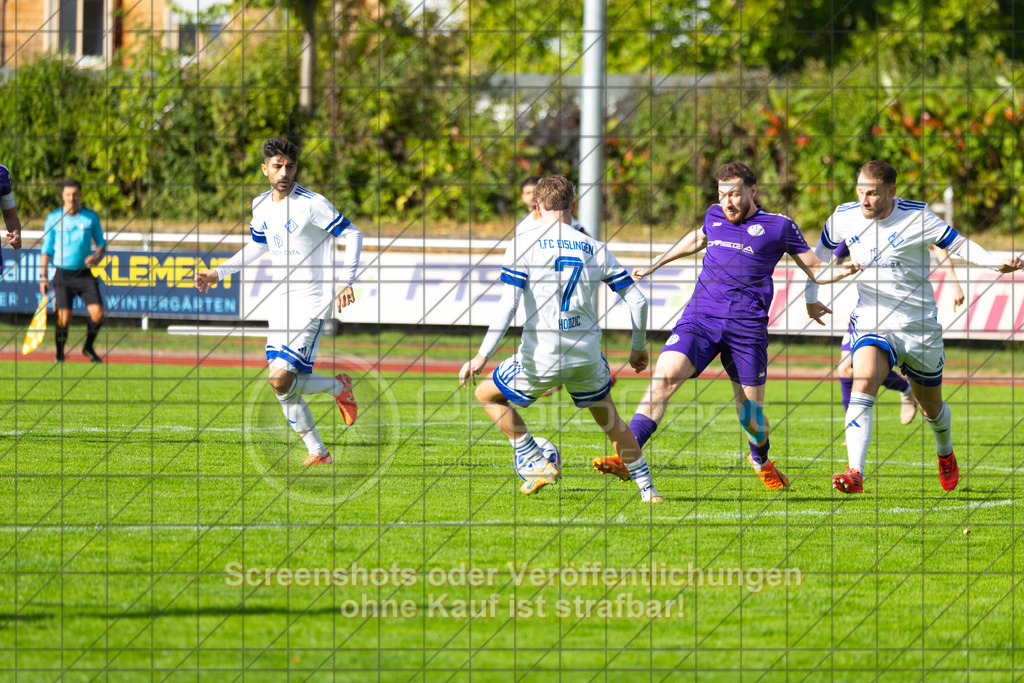 20261010_153342_0151_(c)_by_PhotoPeet | #,1.FC Eislingen (weiß) vs. TSV Bernhausen (lila), Fussball, Landesliga 2 - wfv, 11. Spieltag, Saison 2026/2027, Rasenplatz, Eichbachstation, Haldenstraße, 73054 Eislingen, 10.10.2026 - 15:30 Uhr,Foto: PhotoPeet / Sport- &amp; Eventfotografie / Peter Harich