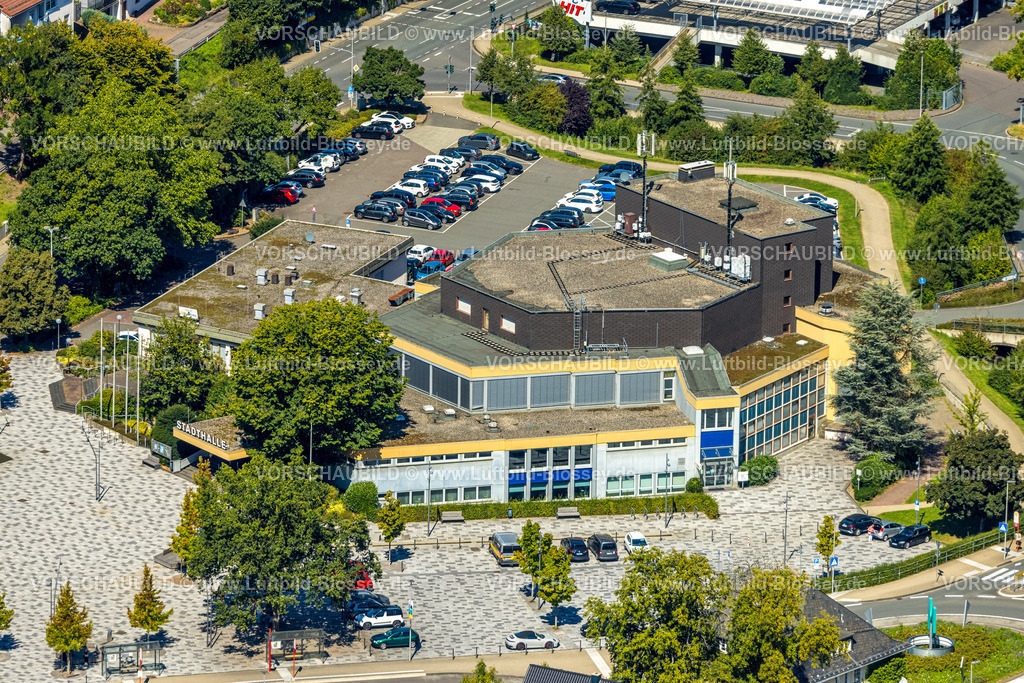 Meinerzhagen250812850 | Luftbild, Stadthalle Meinerzhagen Veranstaltungsort, Platz an der Stadthalle, Meinerzhagen, Sauerland, Nordrhein-Westfalen, Deutschland