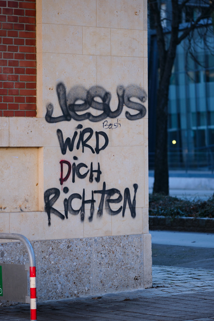 Jesus wird dich richten Schrift | Wien, Austria - January 29, 2024: Jesus wird dich richten Schrift auf der Mauer. - Realisiert mit Pictrs.com