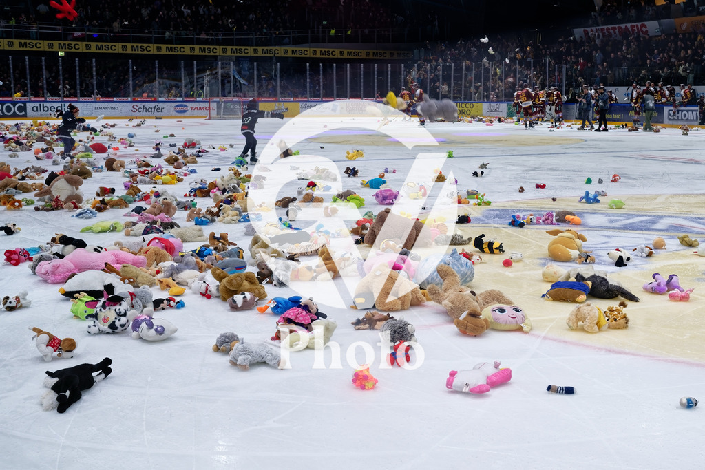 National League - Geneve-Servette HC v EV Zug | Operation Stuffed Animals during the National League match between Geneve-Servette HC and EV Zug at Les Vernets in Geneva, Switzerland