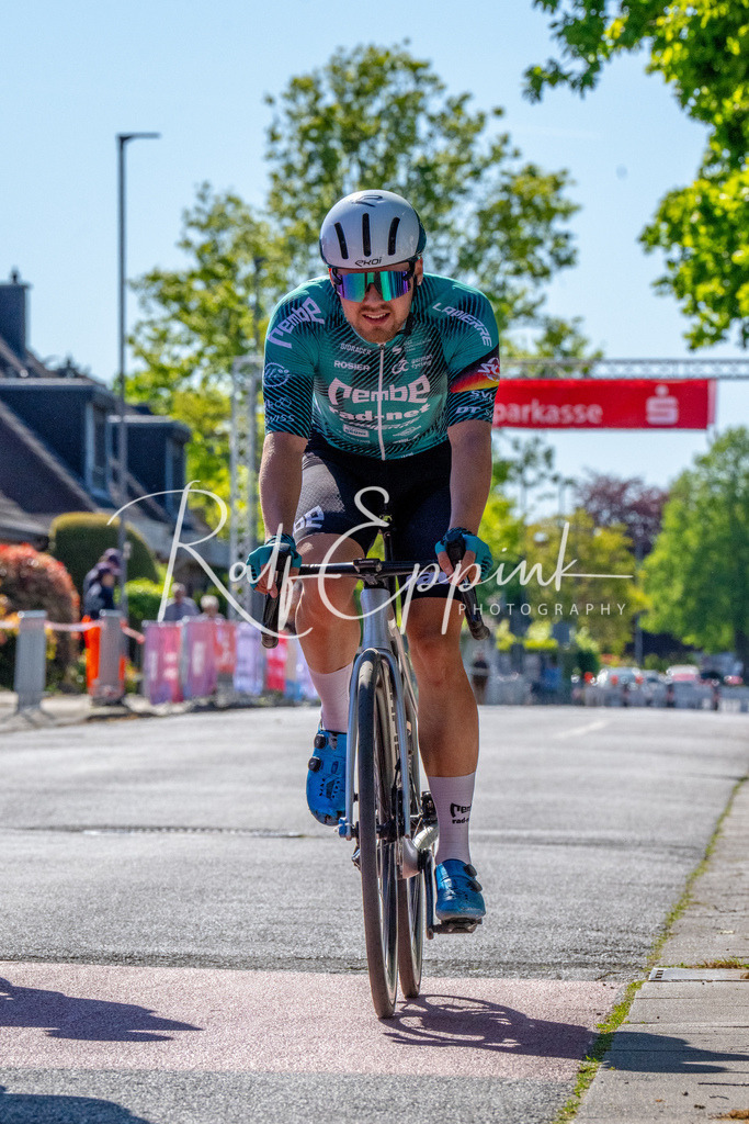 Spurt in den Mai 2026 - Großer Preis der Sparkasse Neuss | Annual one-day road cycling race "Großer Preis der Sparkasse Neuss" held in Büttgen, Germany, organized by VfR Büttgen 1912 e.V. The event features multiple races across all age categories from U11 youth to Elite men. - Realisiert mit Pictrs.com