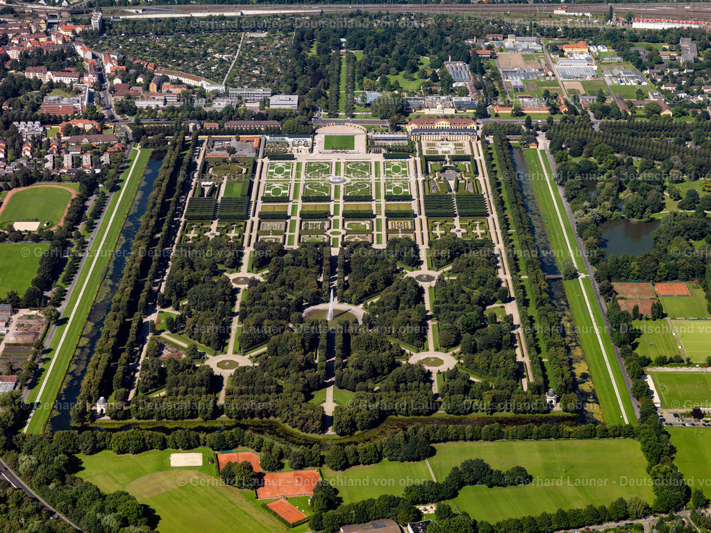 2787056 | HANNOVER 02.06.2020 Der Große Garten im Stadtteil Herrenhausen in Hannover im Bundesland Niedersachsen. Der Barockgarten an der Herrenhäuser Straße wurde im 17. Jahrhundert errichtet und besteht aus vielen Broderiemustern und der zentral gelegenen Glockenfontäne. // The big garden in the part of town of Herrenhausen in Hannover in the federal state Lower Saxony. The baroque garden in the mansions street was established in the 17th century and exists of many Broderie scrutinise and the centrally situated bell jet. Foto: Gerhard Launer