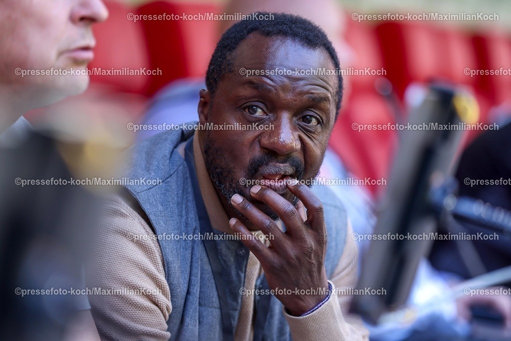 F9510052502104 | 10.05.2025, Fußball, Fortuna Düsseldorf - FC Schalke 04, 2. Fußball Bundesliga, Merkur Spiel-Arena, Saison 2024 2025: Ben Manga (Schalke Direktor Sport Sportdirektor) DFB regulations prohibit any use of photographs as image sequences and or quasi-video.