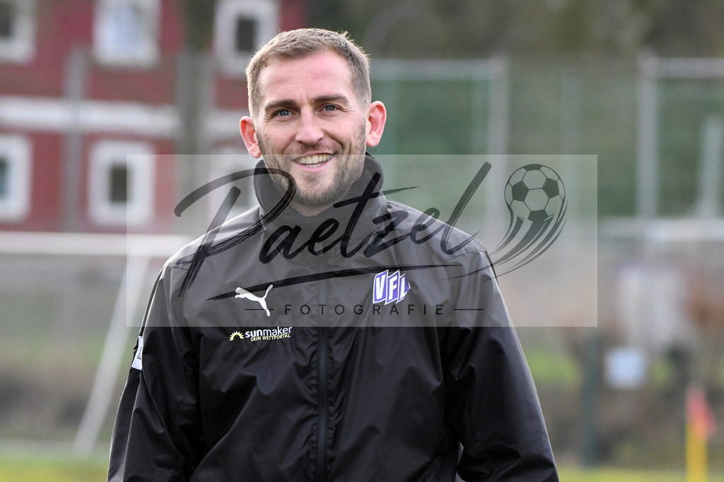 20200131_TRAOSN_0039 | Fußball, Herren: Marc Heider (VfL Osnabrueck) schaut waehrend der Trainingseinheit des VfL Osnabrueck im Sportpark Illoshoehe am 31.01.2020 in Osnabrueck, Deutschland. - Realisiert mit Pictrs.com
