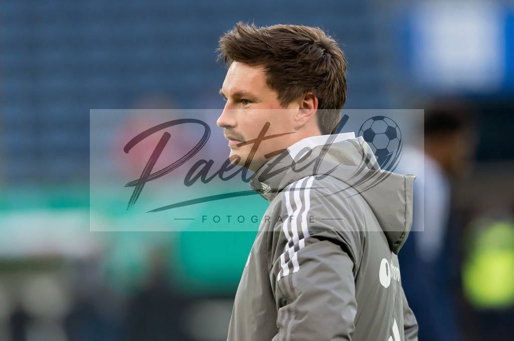 HSVSCF20220419_258 | Fussball, Herren: Co-Trainer Merlin Polzin (Hamburger SV) schaut beim DFB-Pokal-Halbfinalspiel zwischen Hamburger SV und SC Freiburg im Volksparkstadion am 19.04.2022 in Hamburg, Deutschland.DFB / DFL REGULATIONS PROHIBIT ANY USE OF PHOTOGRAPHS AS IMAGE SEQUENCES AND/OR QUASI-VIDEO. - Realisiert mit Pictrs.com