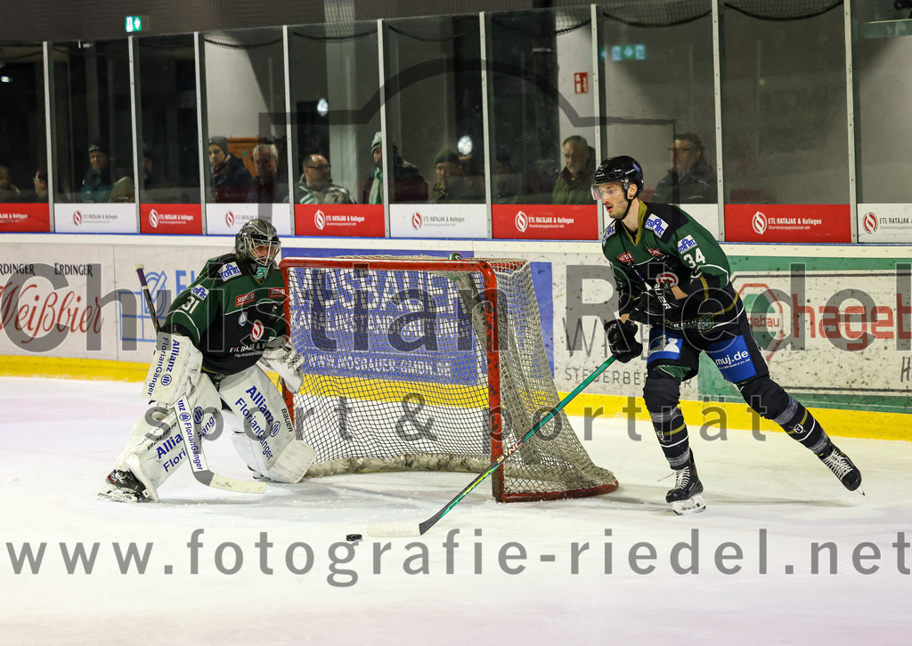 2023-03-03_077_TSV_Erding_gegen_ESC_Kempten | Erding, Deutschland, 03.03.2023:
Eishockey, Bayernliga Playoffs 2022 / 2023, Viertelfinale, TSV Erding gegen ESC Kempten, Endergebnis: 9:3

Torwart Christoph Schedlbauer (Erding Gladiators, #31), Bastian Cramer (Erding Gladiators, #34)

Foto: Christian Riedel / fotografie-riedel.net