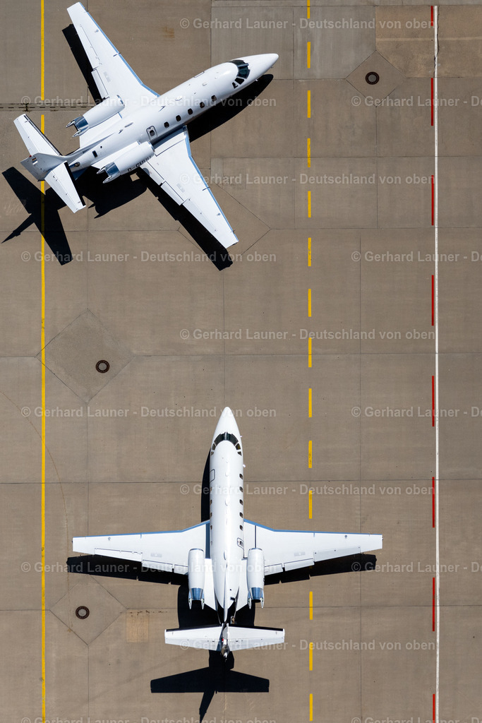 9102413 | STUTTGART 19.07.2021 Senkrecht- Luftbild aus der Satelliten- Perspektive vom Passagierflugzeug - Privatjets auf der Parkposition - Abstellfläche auf dem Flughafen in Stuttgart im Bundesland Baden-Württemberg, Deutschland. Weiterführende Informationen bei: Flughafen Stuttgart GmbH. // Vertical aerial view from the satellite perspective of the passenger airplane - Private jets in parking position - parking area at the airport in Stuttgart in the state Baden-Wuerttemberg, Germany. Further information at: Flughafen Stuttgart GmbH. Foto: Gerhard Launer