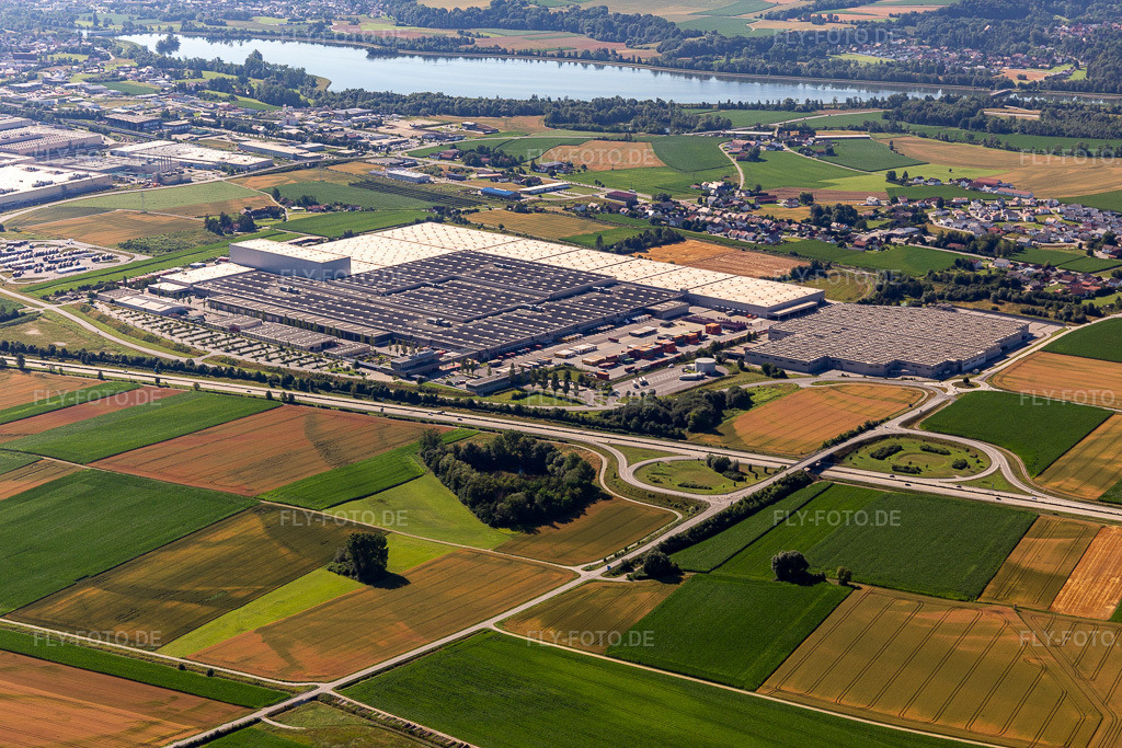 Luftbild: BMW Werk 2.70 und 2.71 Dynamikzentrum im Ortsteil Höfen in Dingolfing im Bundesland Bayern in Deutschland. – Foto: IMG_133155.jpg vom 03.07.2022 durch Werner Riehm/FLY-FOTO.de – Auflösung des Originals: 5472 x 3648 px – BMW Group Plants