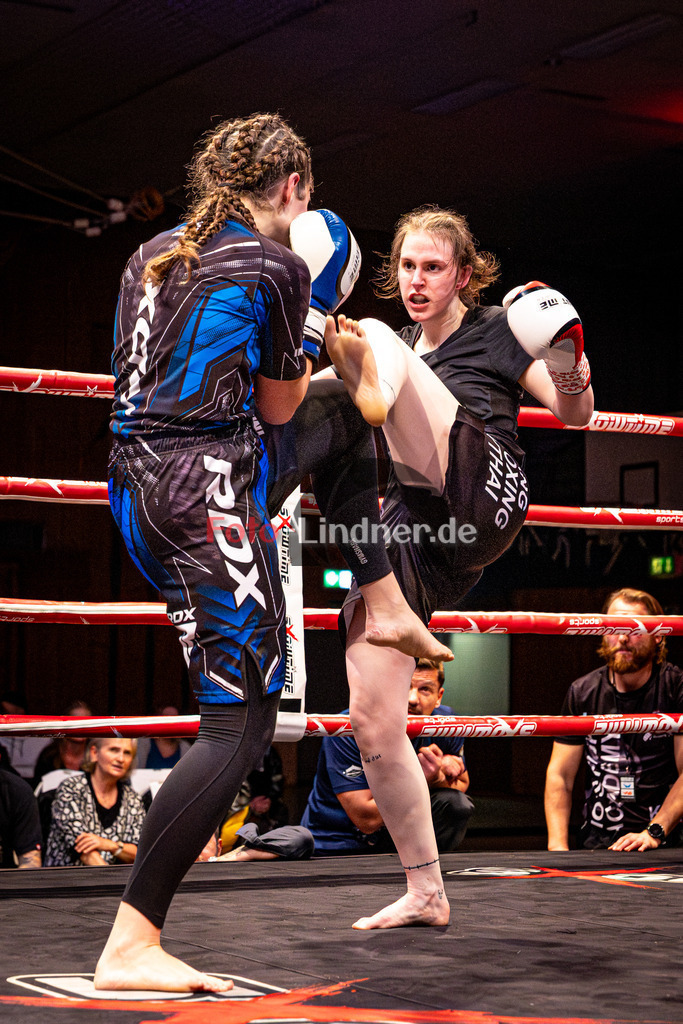 Sonja Özgisi (Sei Wasser Bad Tölz) blau gegen Franziska Waiser (MFA Penz) rot | MFA Fight Night Frauen K1 -67kg Kampf 7, Sonja Özgisi (Sei Wasser Bad Tölz) blau gegen Franziska Waiser (MFA Penz) rot, 20251108,,2025-11-08 in Penzberg (Wellenberghalle Penzberg), Copyright: WolfgangxLindner www.foto-lindner.de