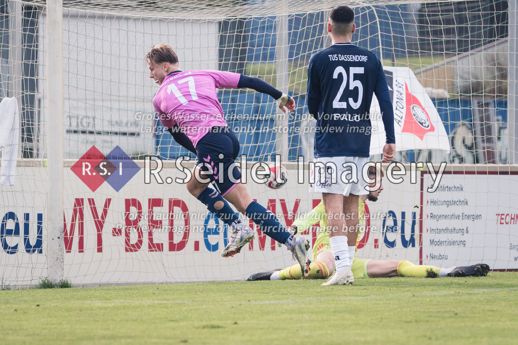 RS-1-080499 | Rasmus Tobinski (#17, AFC) befördert den Ball an Christian Gruhne (#1, Dassendorf, Torwart) vorbei ins Netz