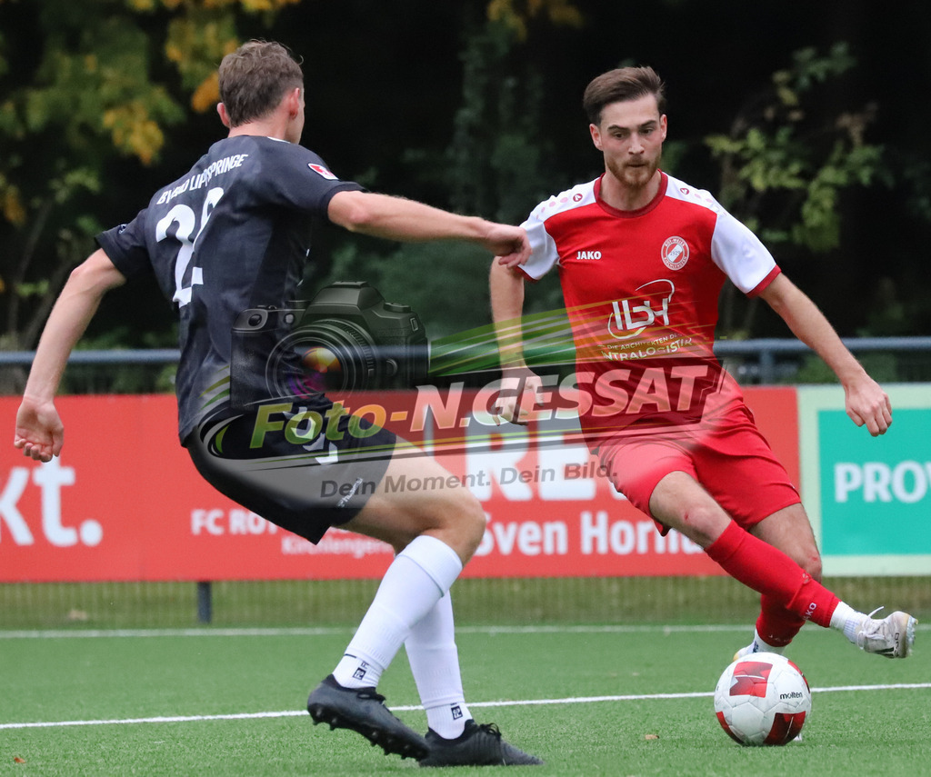 FC RW Kirchlengern - BV Bad Lippspringe | Auf dem Bild zu sehen: rot FC RW Kirchlengern: Levin Güzelel ; schwarz BV Bad Lippspringe: Anton GünterFC RW Kirchlengern, BV Bad Lippspringe, Saison 25/26, Landesliga, Kirchlengern, Deutschland - Realisiert mit Pictrs.com