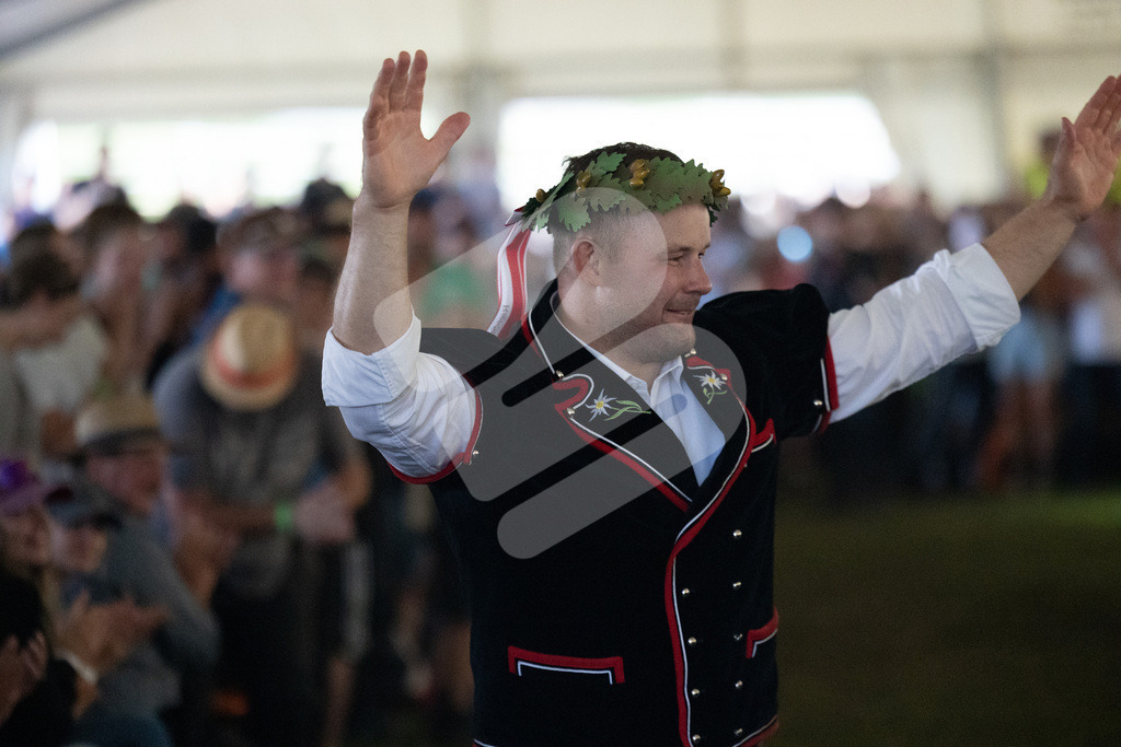Rigi2025_3181 | Die Schwinger des Schwyzer Kantonalen Schwingerverbandes: Fotos, die Dynamik und Leidenschaft festhalten, sowie emotionale Momente aus dem traditionellen Schwingsport zeigen. - Realisiert mit Pictrs.com