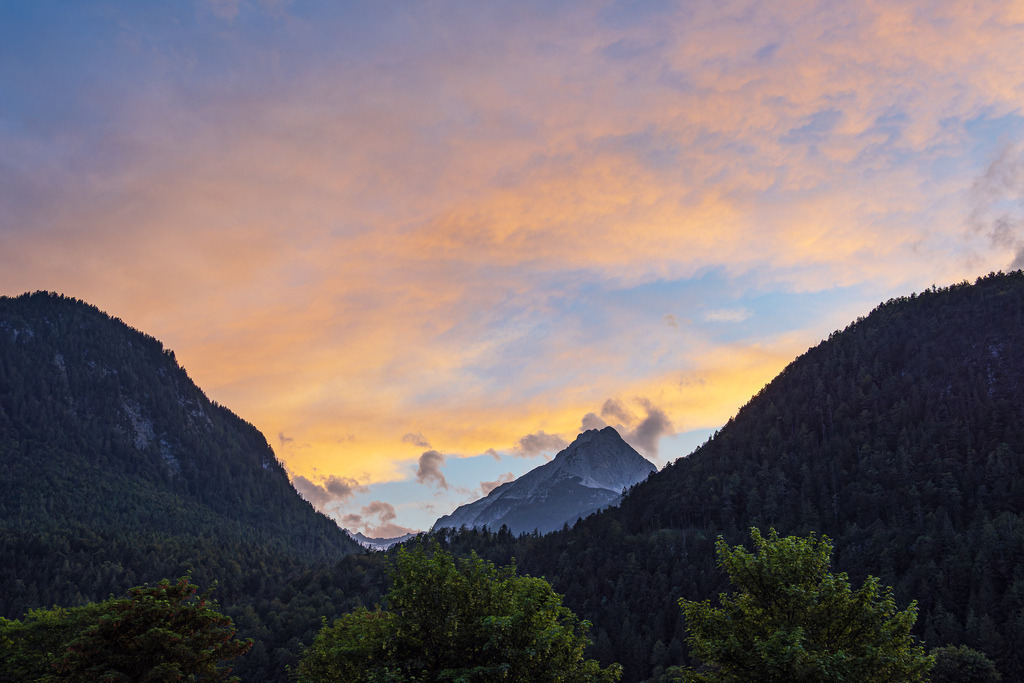 Blick auf den Berg Wettersteinspitze bei Mittenwald | Blick auf den Berg Wettersteinspitze bei Mittenwald.